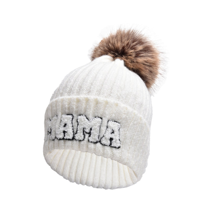 Ribbstickad mössa med MAMA-text och pompom