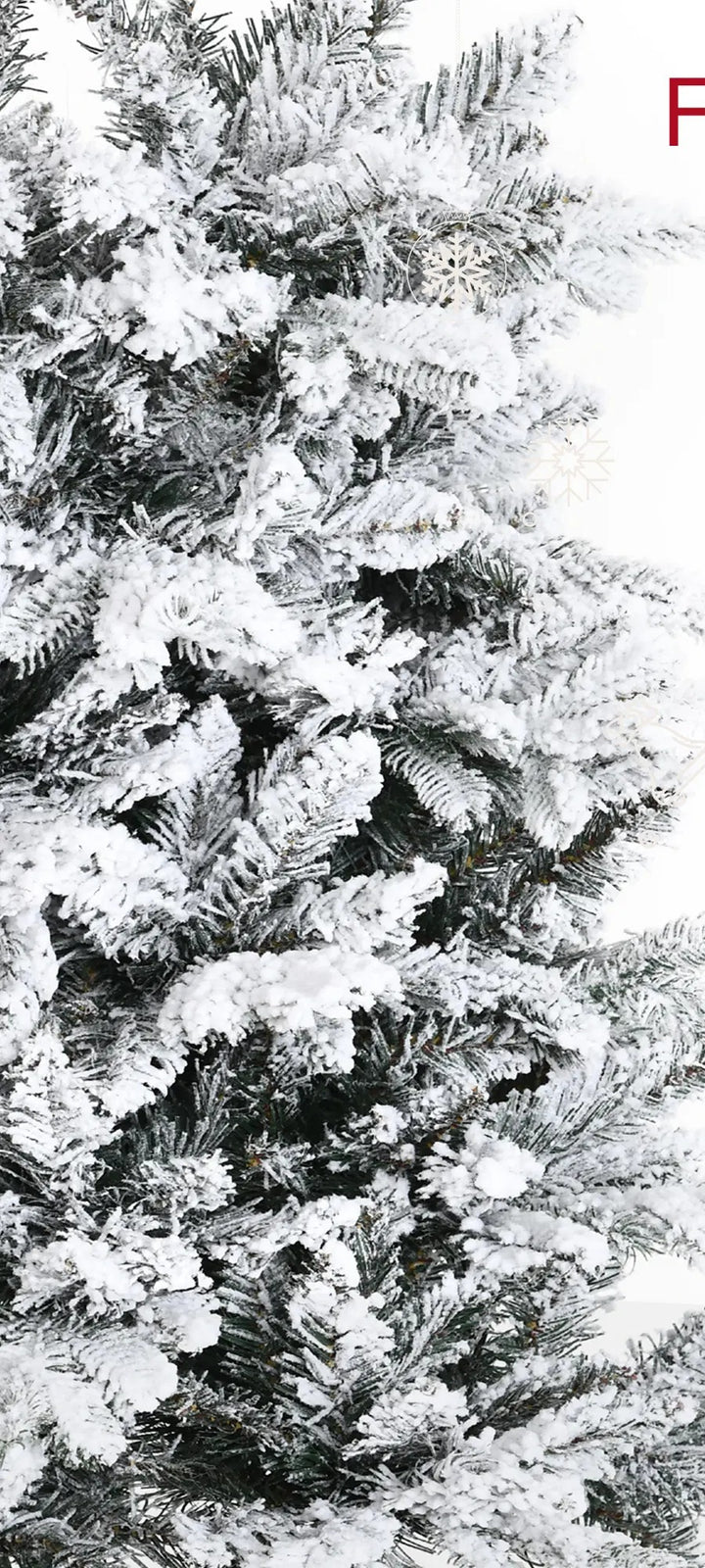 Stor snöig julgran med hängande grenar