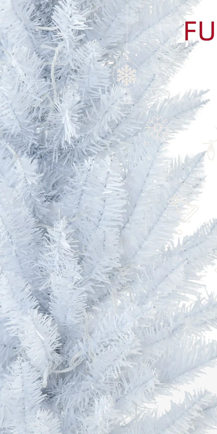 Vit smal julgran med varmvita ljus