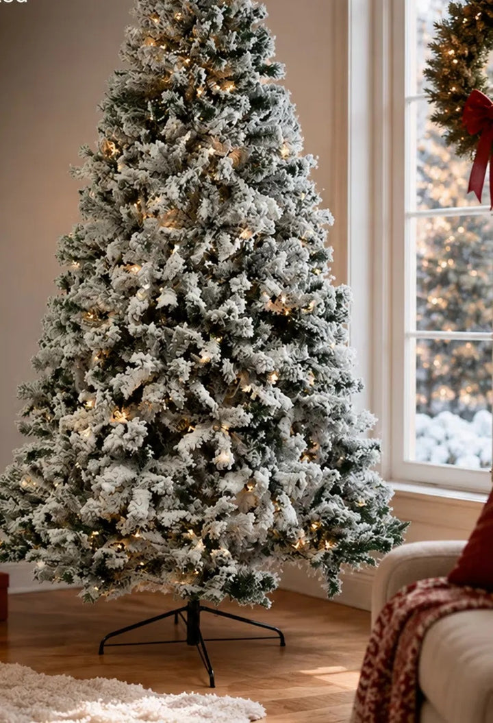 Snöig julgran med vita LED-ljus
