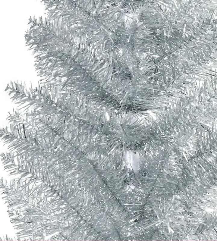 Silverfärgad smal julgran med glänsande grenar