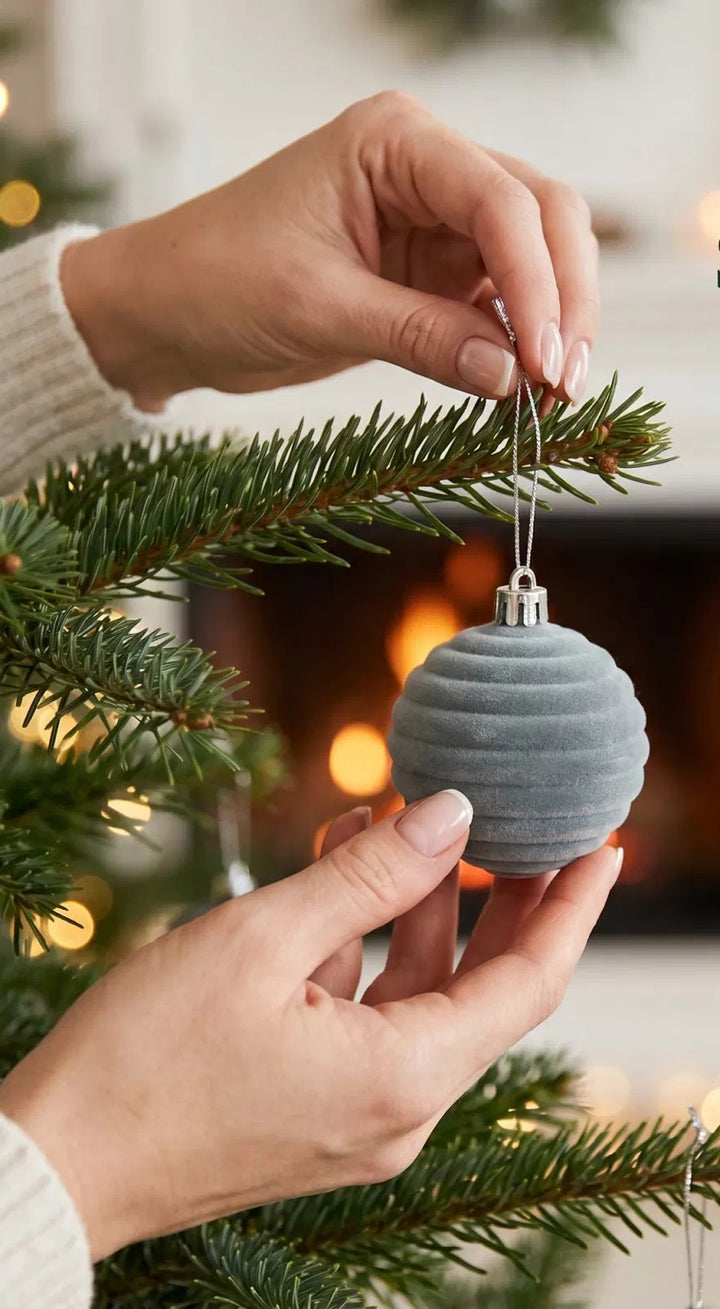 Grå julkulor i sammet med silverhätta