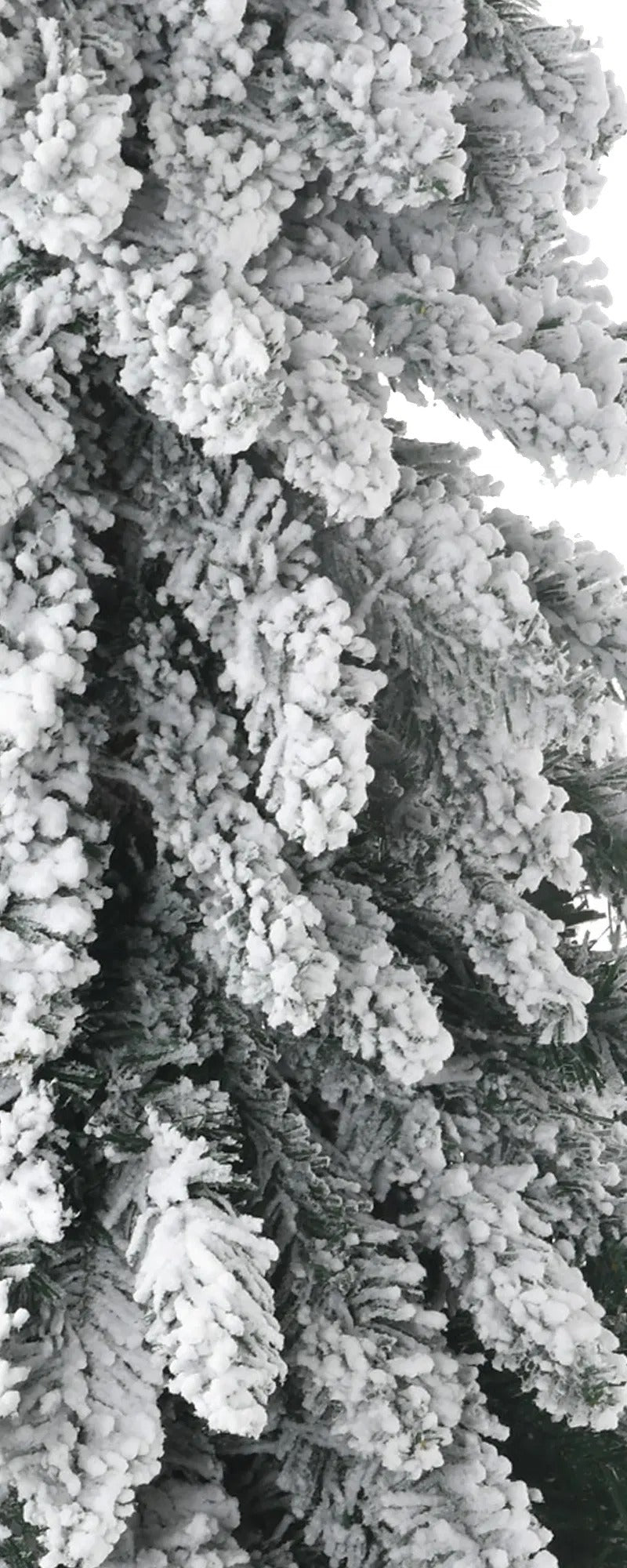 Smal snöig julgran med tvåfärgade ljus
