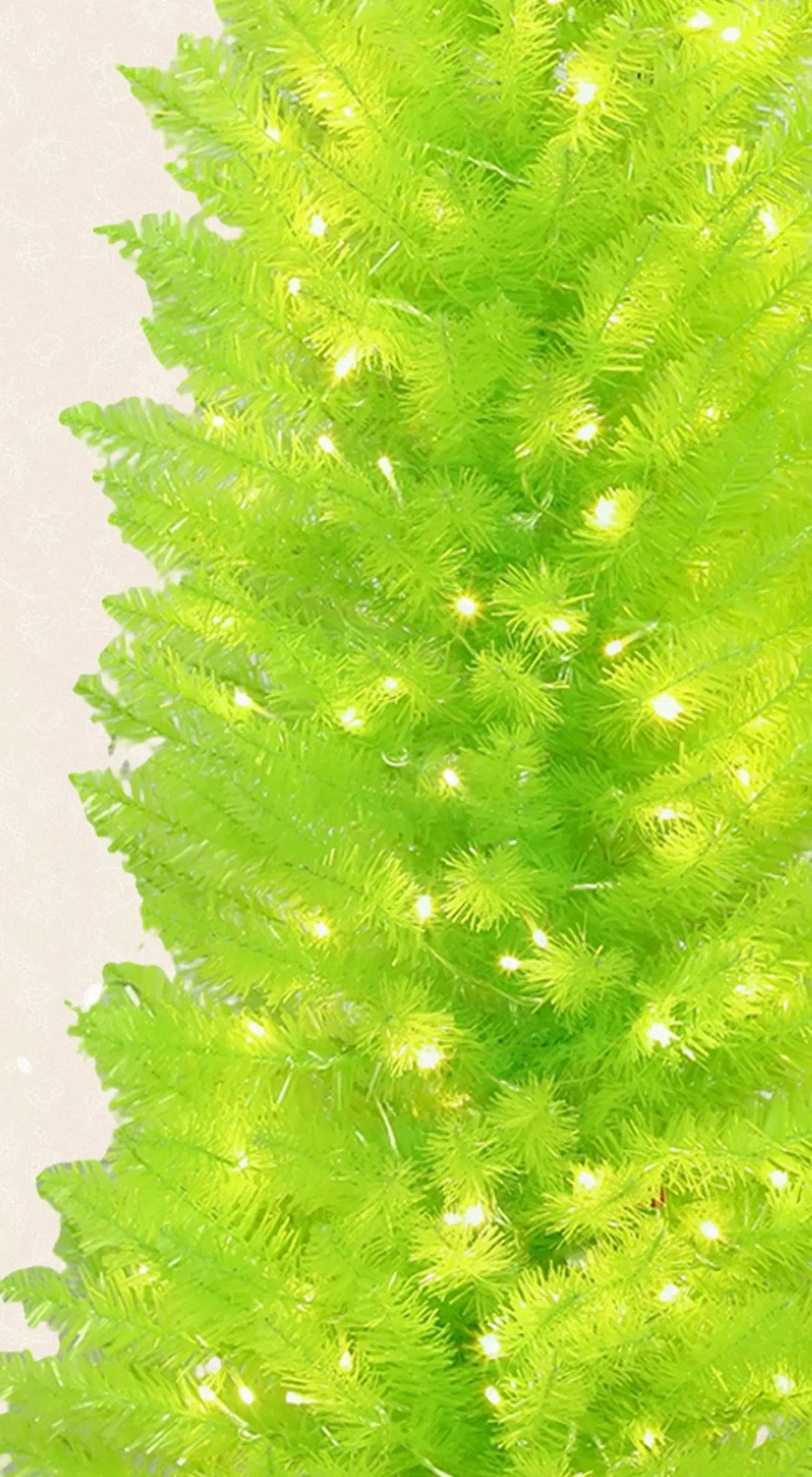 Limegrön julgran med böjd topp och kula