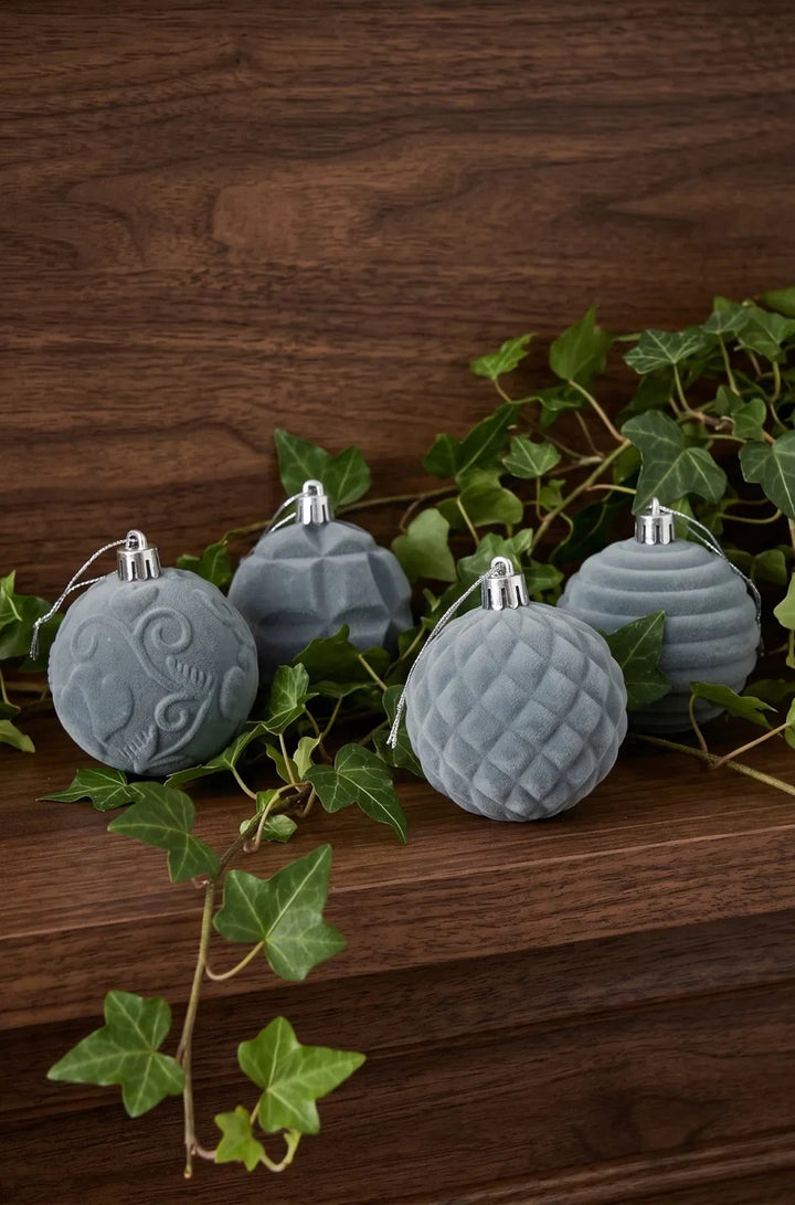 Grå julkulor i sammet med silverhätta