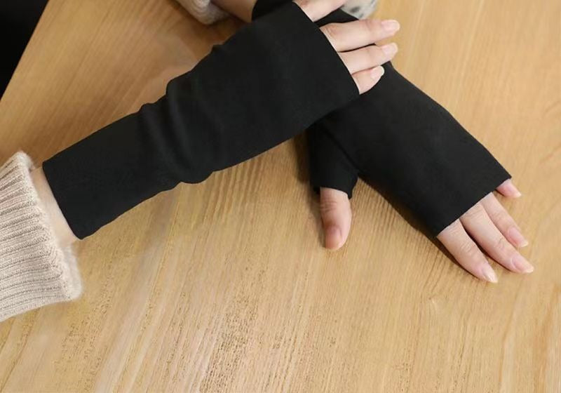 Gammelrosa fingerlösa stickade vantar