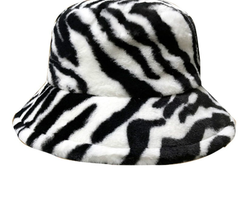 Fluffig buckethatt i fuskpäls med leopardmönster