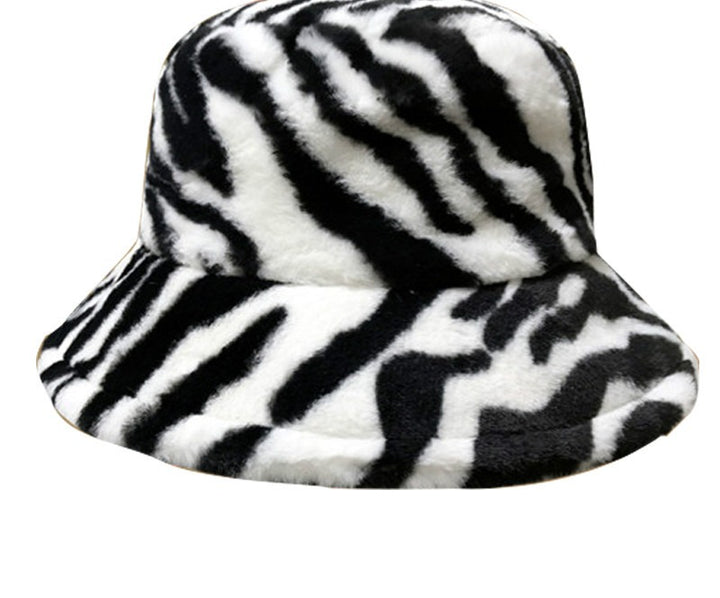 Fluffig buckethatt i fuskpäls med leopardmönster