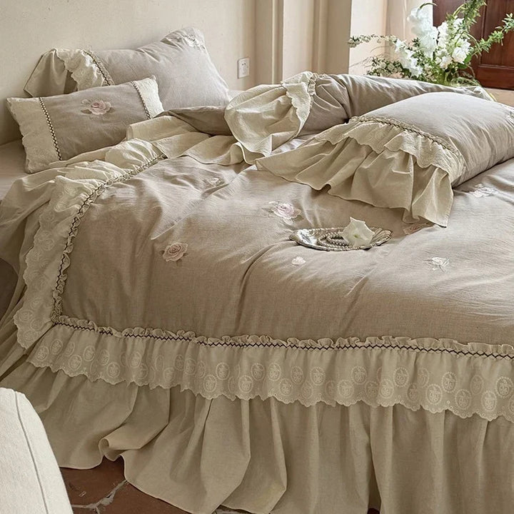 Myslunda™ Överkastset i bomull och linne med rosbroderi och spets