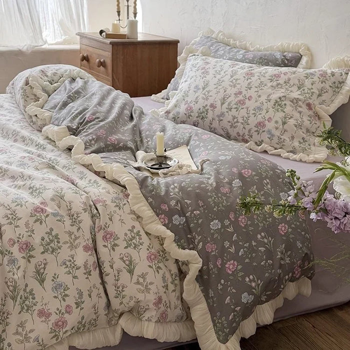 Myslunda™ Vändbart överkast med vintageblommor, volang och örngott