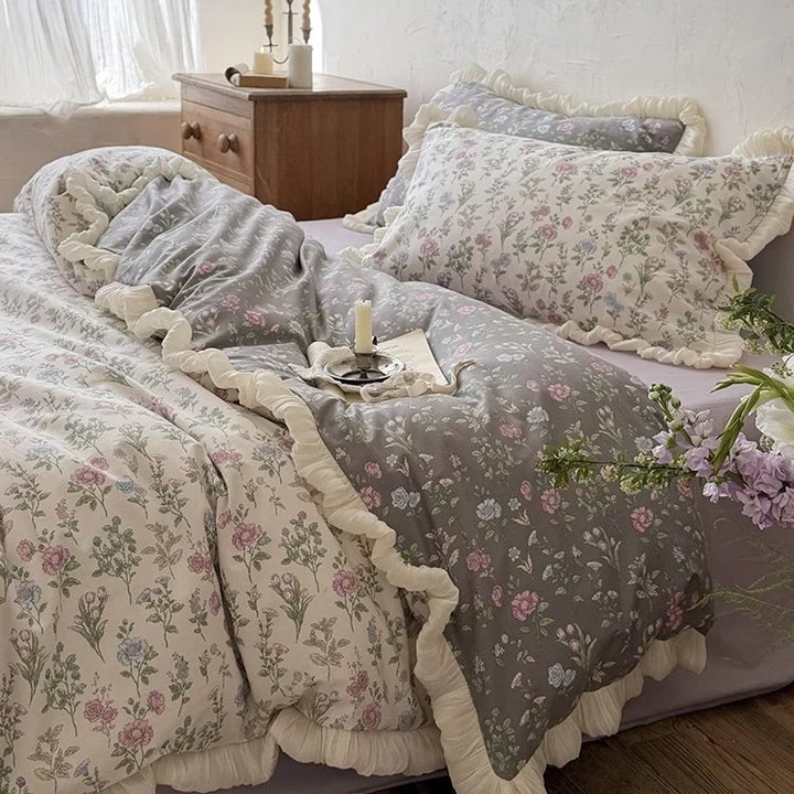 Myslunda™ Vändbart överkast med vintageblommor, volang och örngott