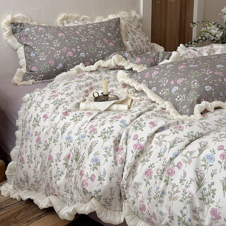 Myslunda™ Vändbart överkast med vintageblommor, volang och örngott