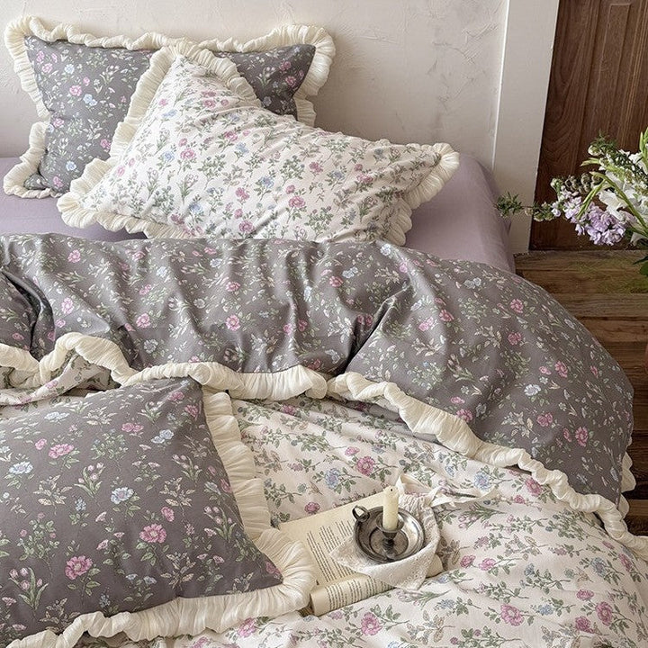 Myslunda™ Vändbart överkast med vintageblommor, volang och örngott