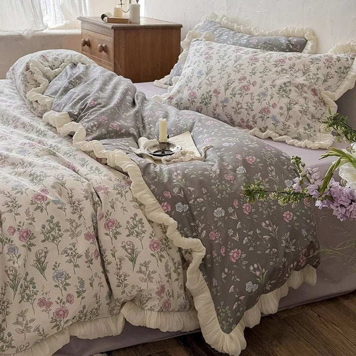Myslunda™ Vändbart överkast med vintageblommor, volang och örngott