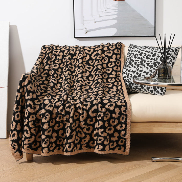 Mjuk pläd med leopardmönster i plysch till soffan