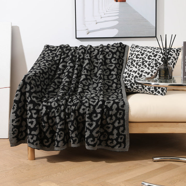 Mjuk pläd med leopardmönster i plysch till soffan