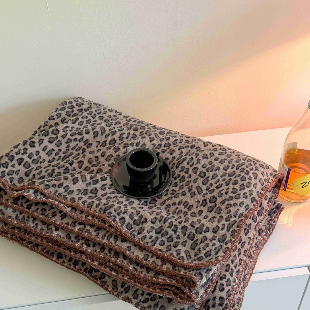Mjuk pläd med djurmönster till soffan och sängen
