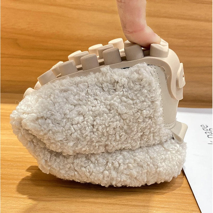 Myslunda™ Fluffiga plyschtofflor med följsam och halkfri gummisula