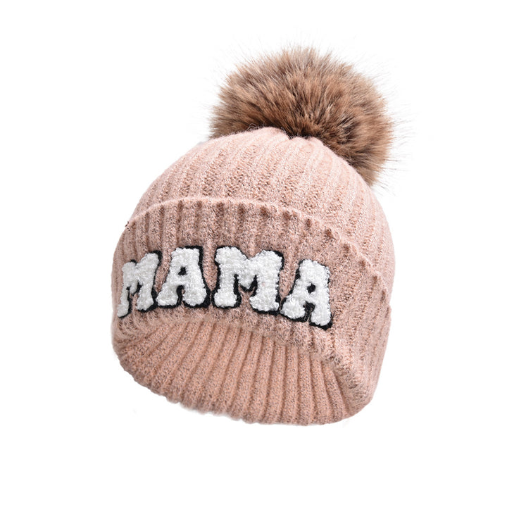 Ribbstickad mössa med MAMA-text och pompom