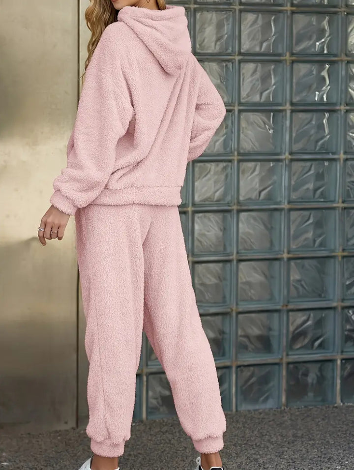 Kvinna i fluffigt rosa mysset med huva