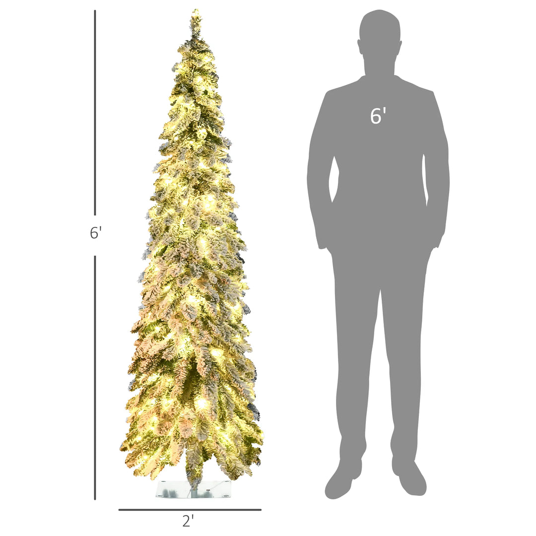Smal snöig julgran med tvåfärgade ljus