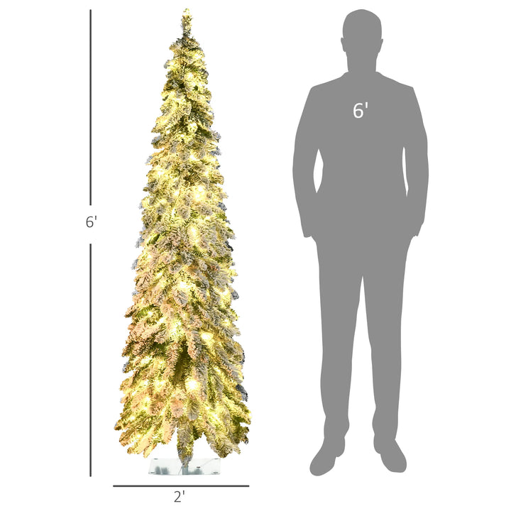 Smal snöig julgran med tvåfärgade ljus