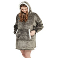 Person i oversize hoodiefilt med huva