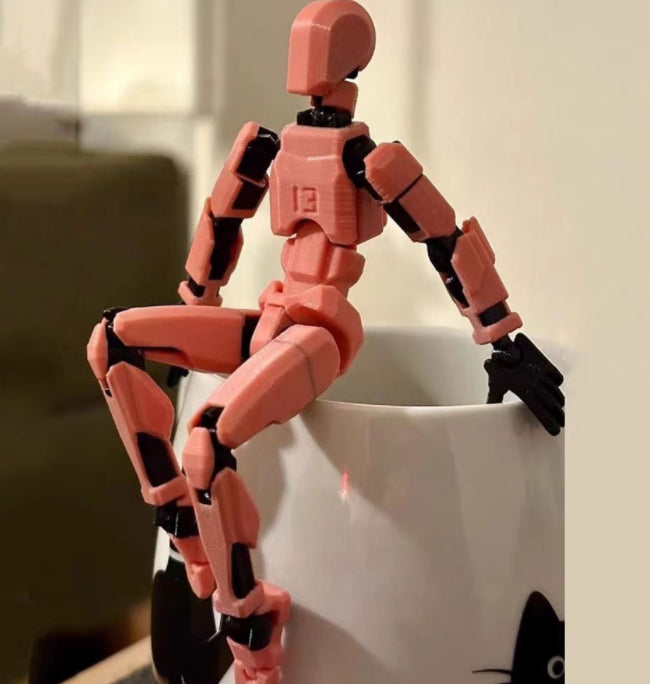 Orange 3D-printad robotfigur i pose