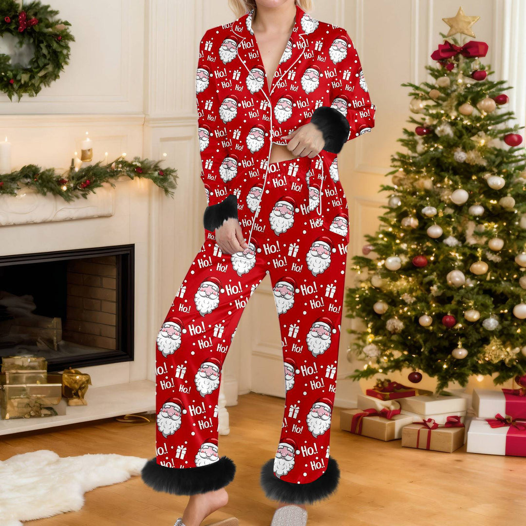Kvinna i grön julpyjamas med snögubbar