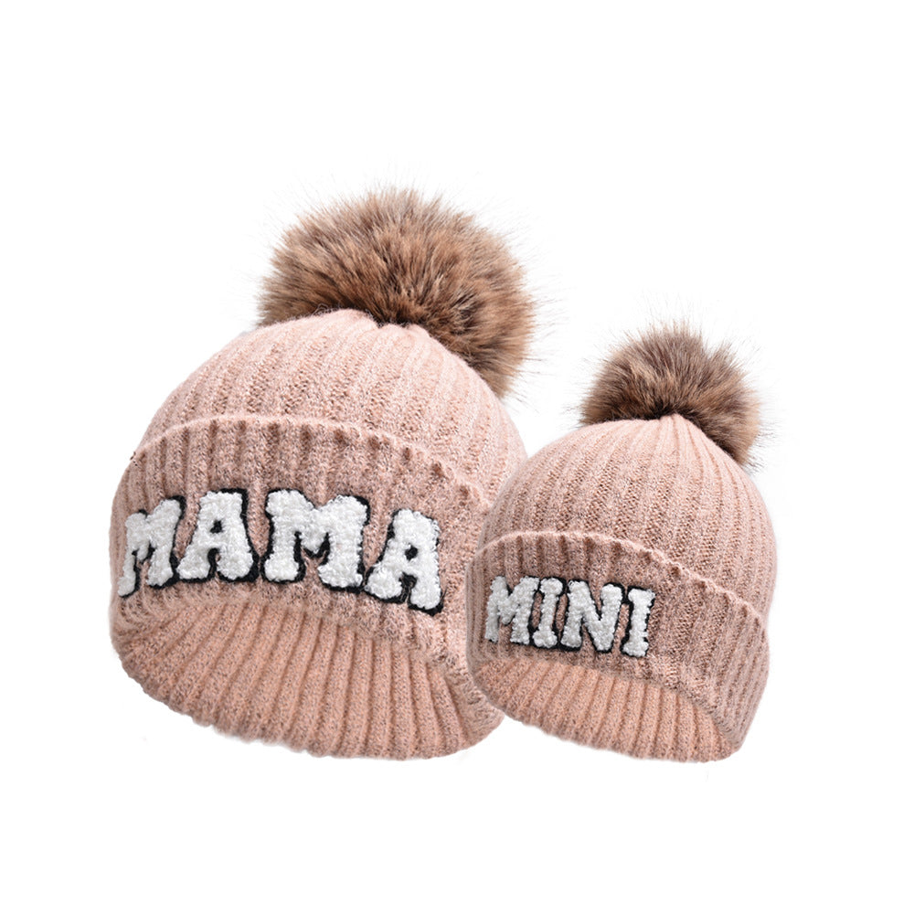 Ribbstickad mössa med MAMA-text och pompom