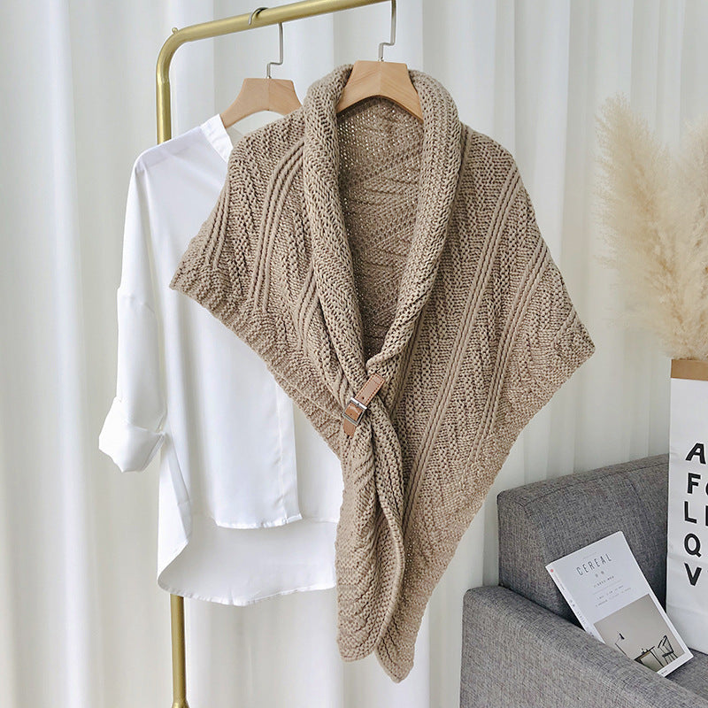 Grovstickad beige trekantsjal med spänne