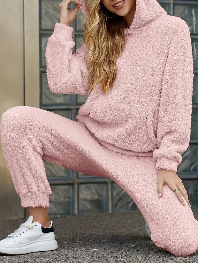 Kvinna i fluffigt rosa mysset med huva