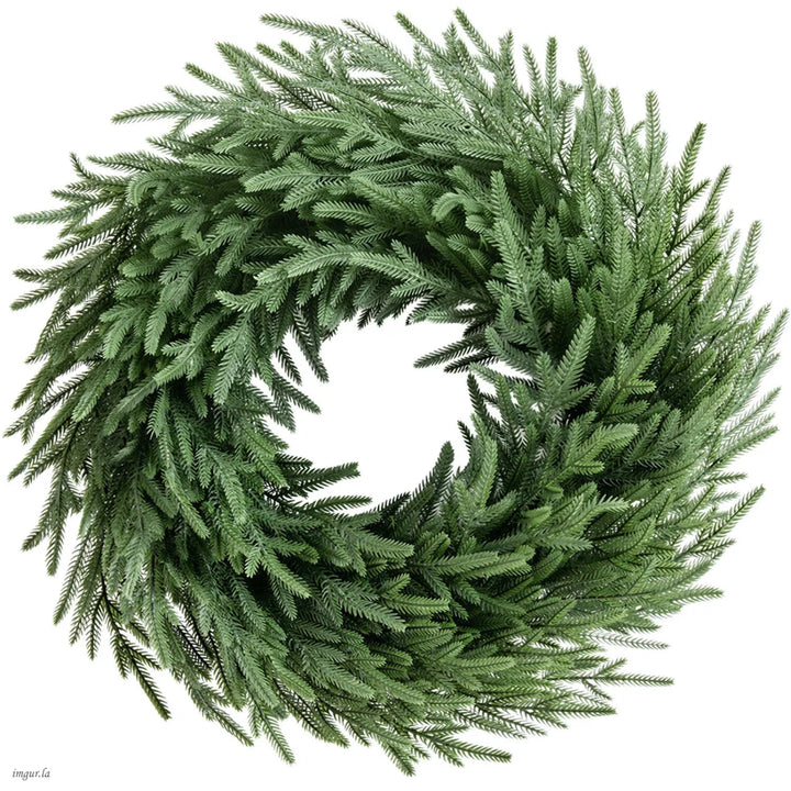 Stor grön julkrans med granris på rankbas