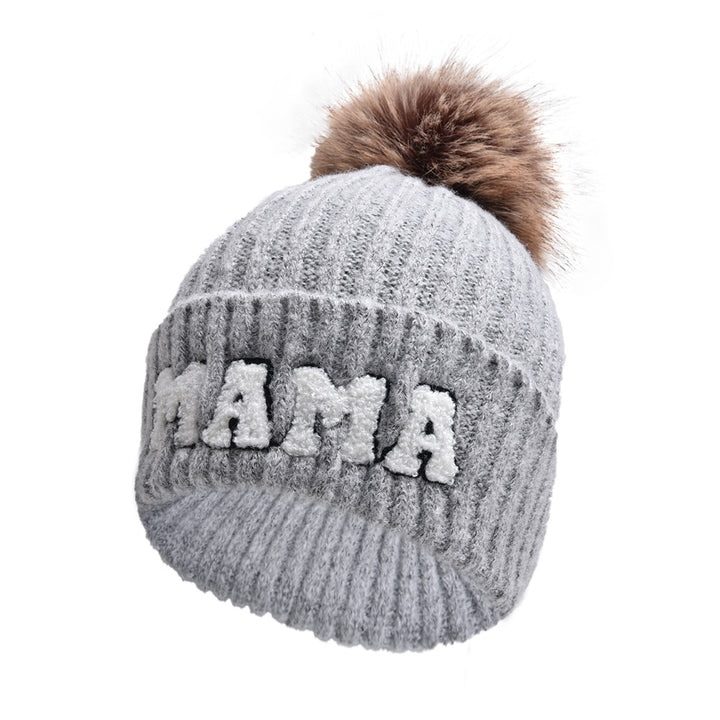 Ribbstickad mössa med MAMA-text och pompom