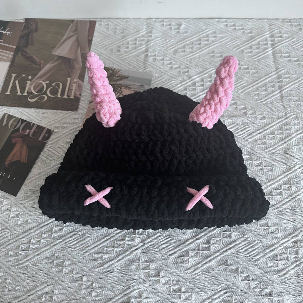 Svart virkad bucket hat med rosa horn