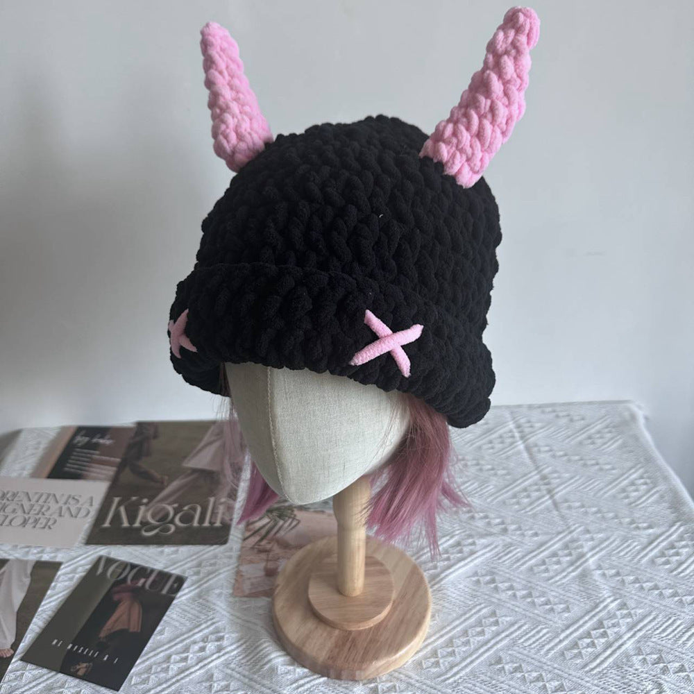 Svart virkad bucket hat med rosa horn