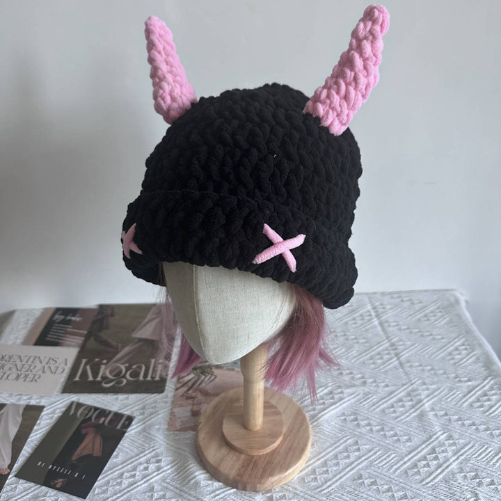 Svart virkad bucket hat med rosa horn