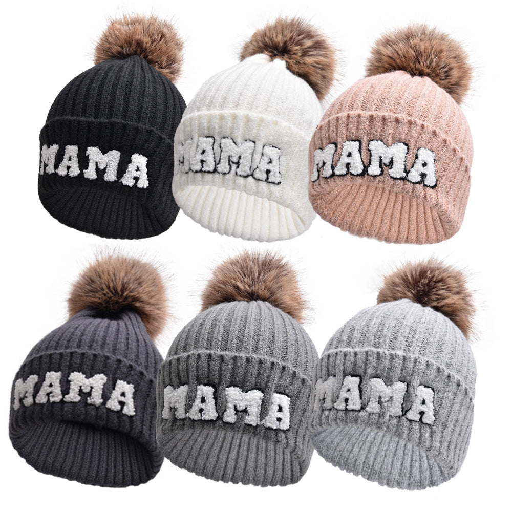 Ribbstickad mössa med MAMA-text och pompom