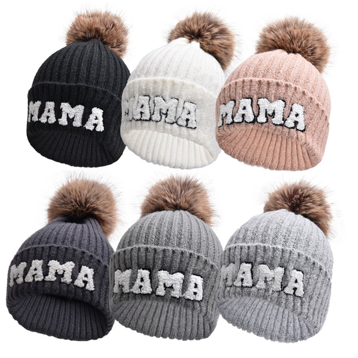 Ribbstickad mössa med MAMA-text och pompom