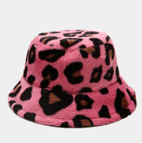 Fluffig buckethatt i fuskpäls med leopardmönster