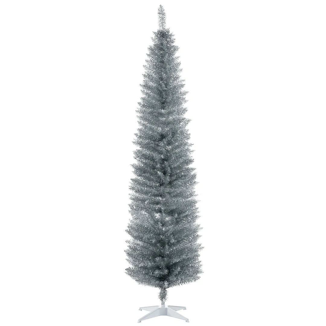 Hög silverfärgad smal julgran i hallen