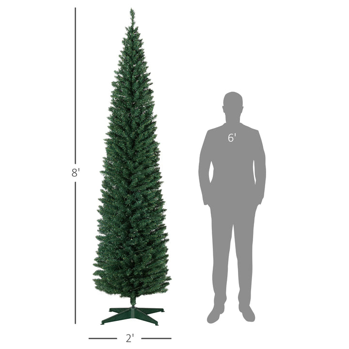Hög grön smal julgran med ljus