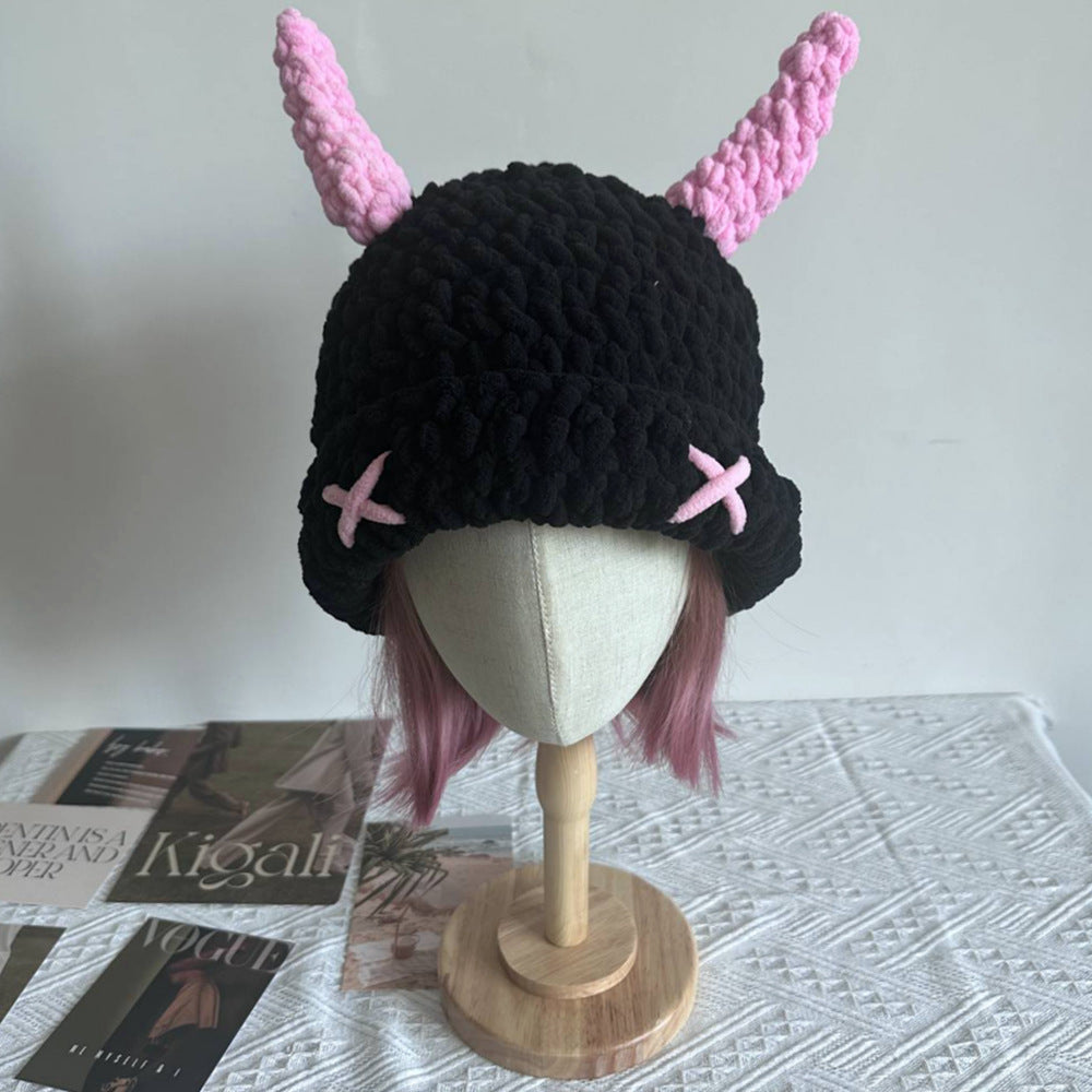 Svart virkad bucket hat med rosa horn