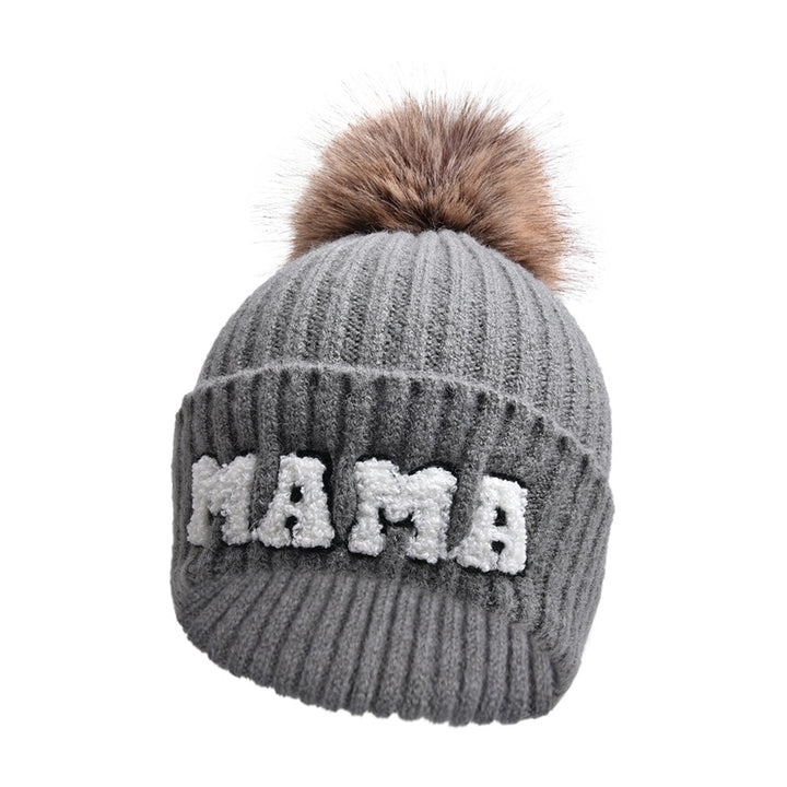 Ribbstickad mössa med MAMA-text och pompom