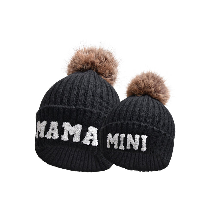 Ribbstickad mössa med MAMA-text och pompom