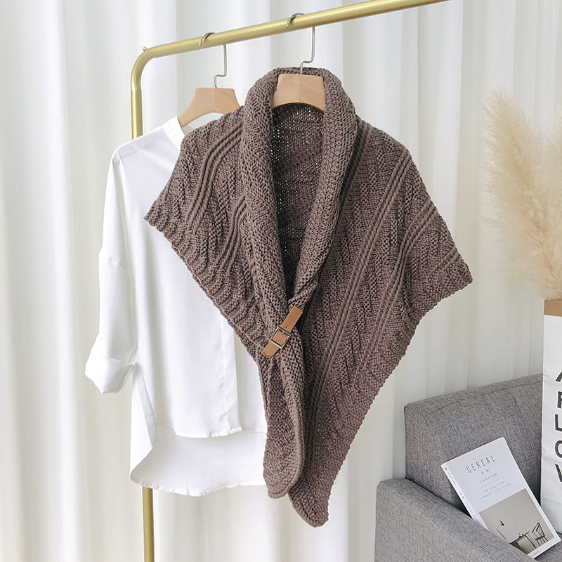 Grovstickad beige trekantsjal med spänne