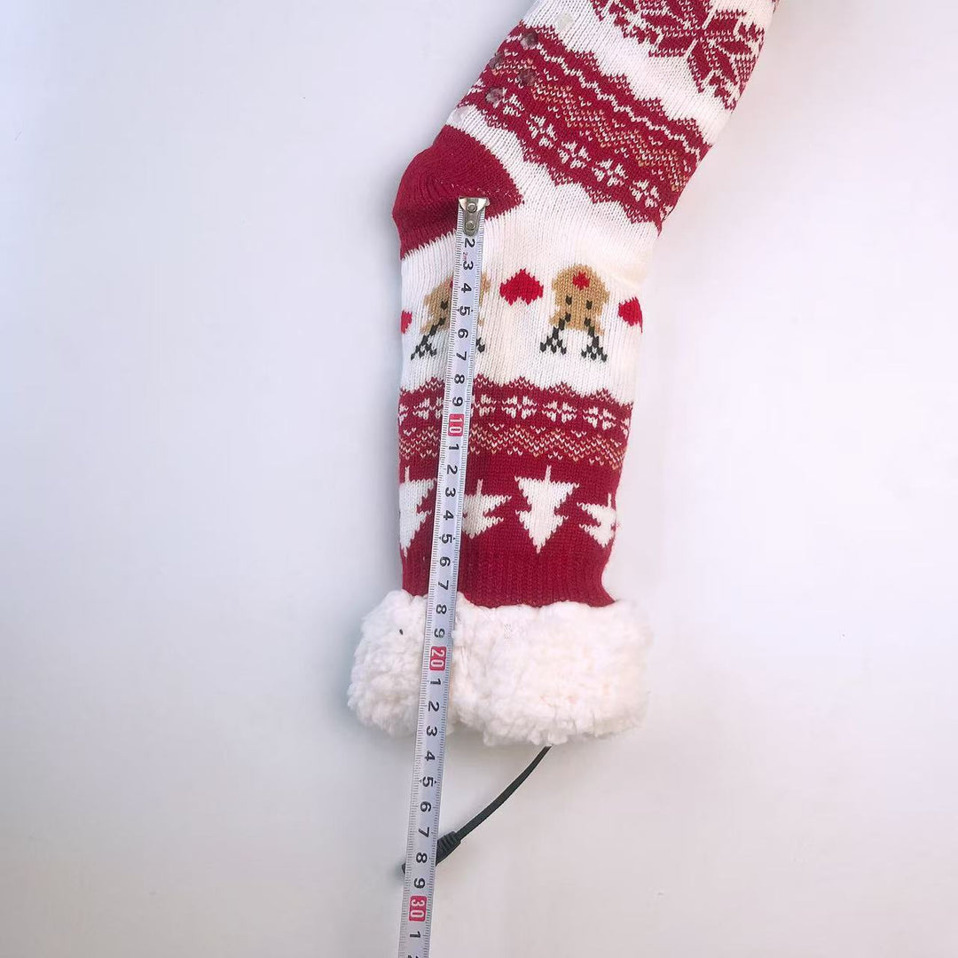 Stickade julsockor med renmönster och USB-kabel