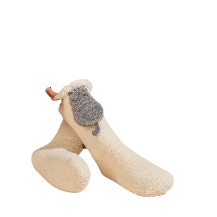 Vita fluffiga värmesockor med katt