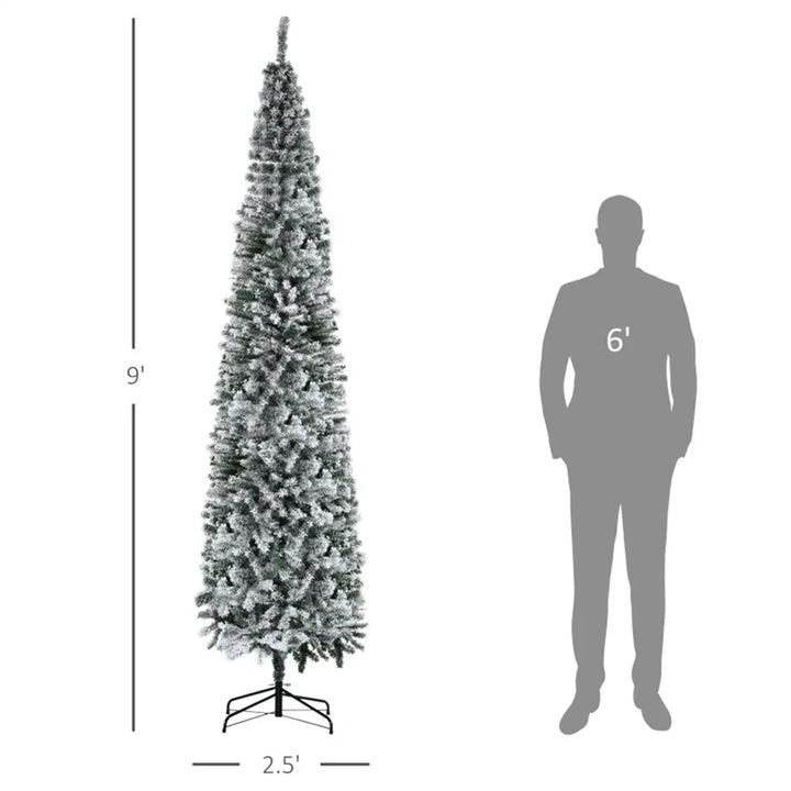 Hög smal snöig julgran