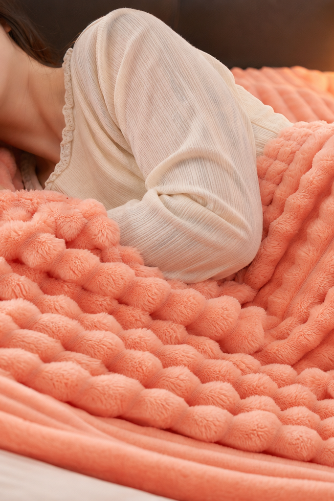 Vändbar filt i två toner – fluffig plysch och silkeslen velour